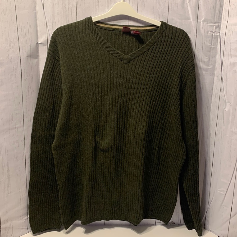 Mens Green V-neck sweater.  Size XL.